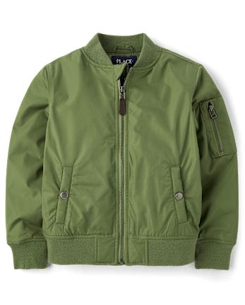 En grön barnbombarjacka i polyester med dragkedja och fickor.